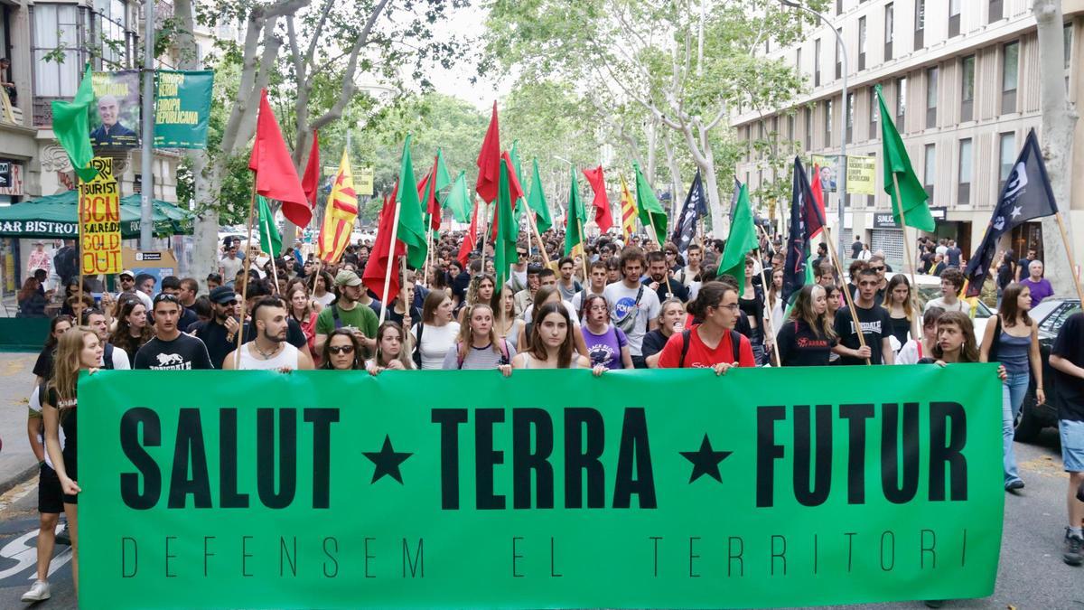 Manifestacion ecologista, contra el turismo, y anticapitalista en Barcelona