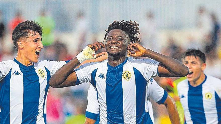Bikoro festeja su tanto de la victoria frente al Intercity en el partido de la primera vuelta