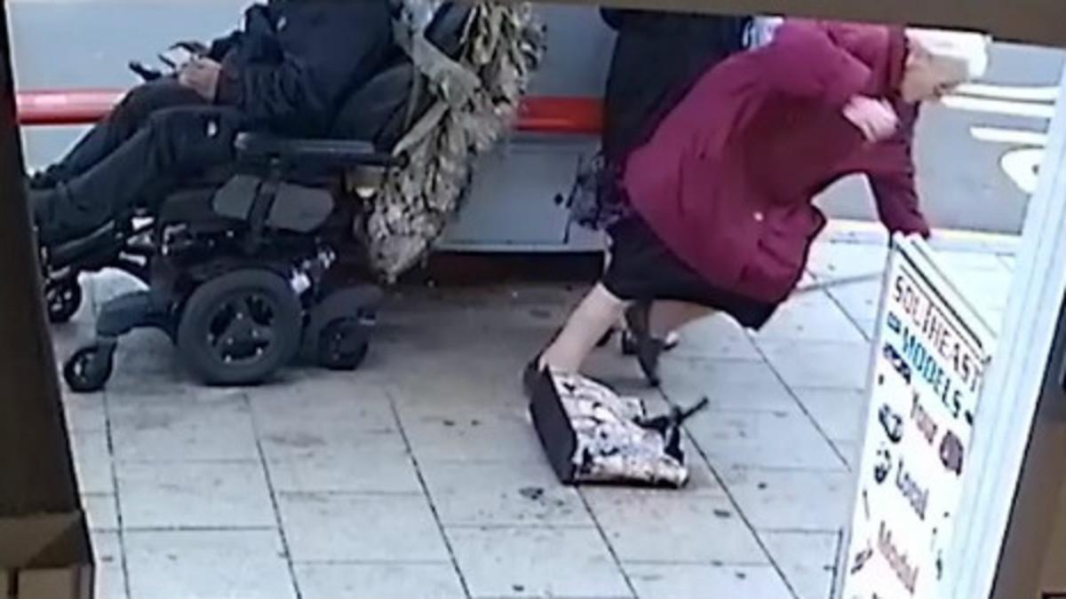 Captura del vídeo en el que una silla de ruedas arrolla a dos ancianas