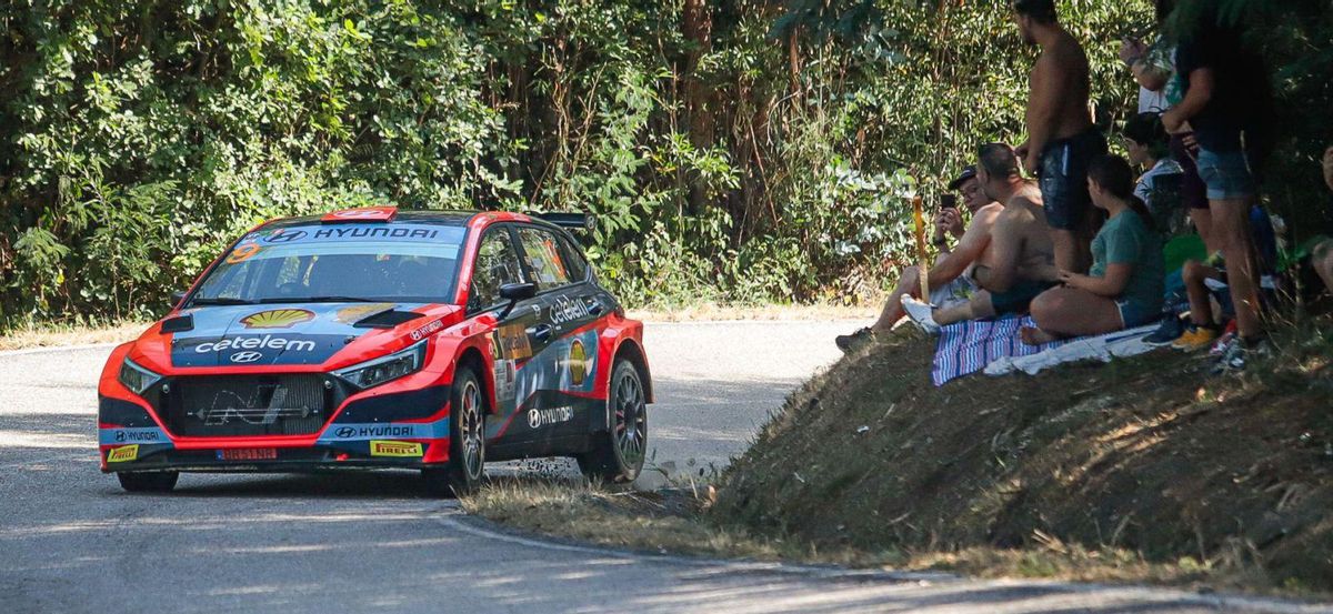 Pepe López y David Vázquez, con un Hyundai i20N, toman una curva durante uno de los tramos. | |