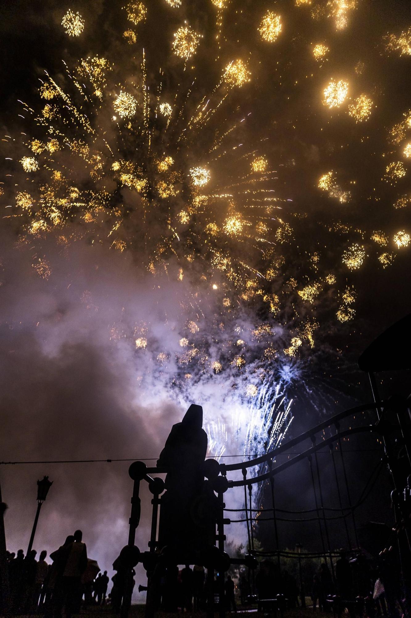 EN IMÁGENES: Así se vivieron unos fuegos de San Mateo bajo la lluvia en Oviedo