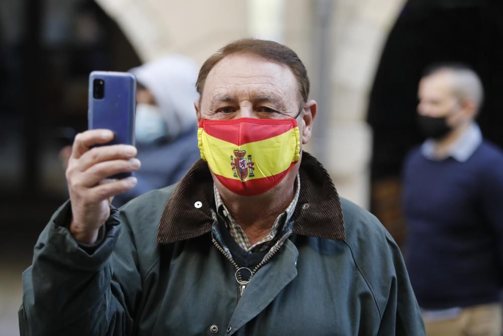 CDR i Vox es manifesten a la plaça del vi sense enfrontaments