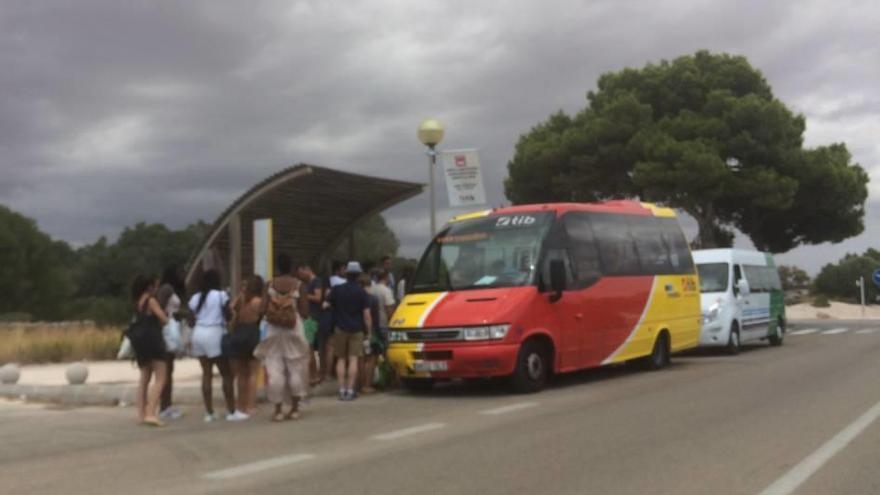 Más de trece mil viajeros han utilizado el bus lanzadera entre sa Ràpita y es Trenc