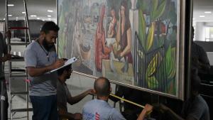 Trabajadores evalúan los daños infligidos en el cuadro ’Mulatas’ del pintor brasileño Emiliano di Cavalcanti por parte de los bolsonaristas que asaltaron el Palacio de Planalto.