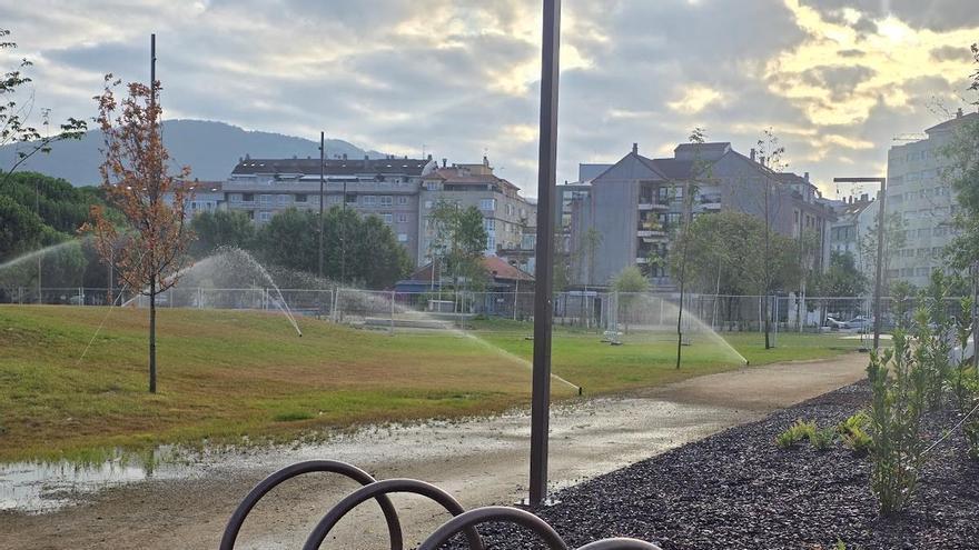 Los vilagarcianos ya disfrutan de la pradera de O Ramal mientras se desmonta el Atlantic Fest y arrecian las quejas por los daños que causó