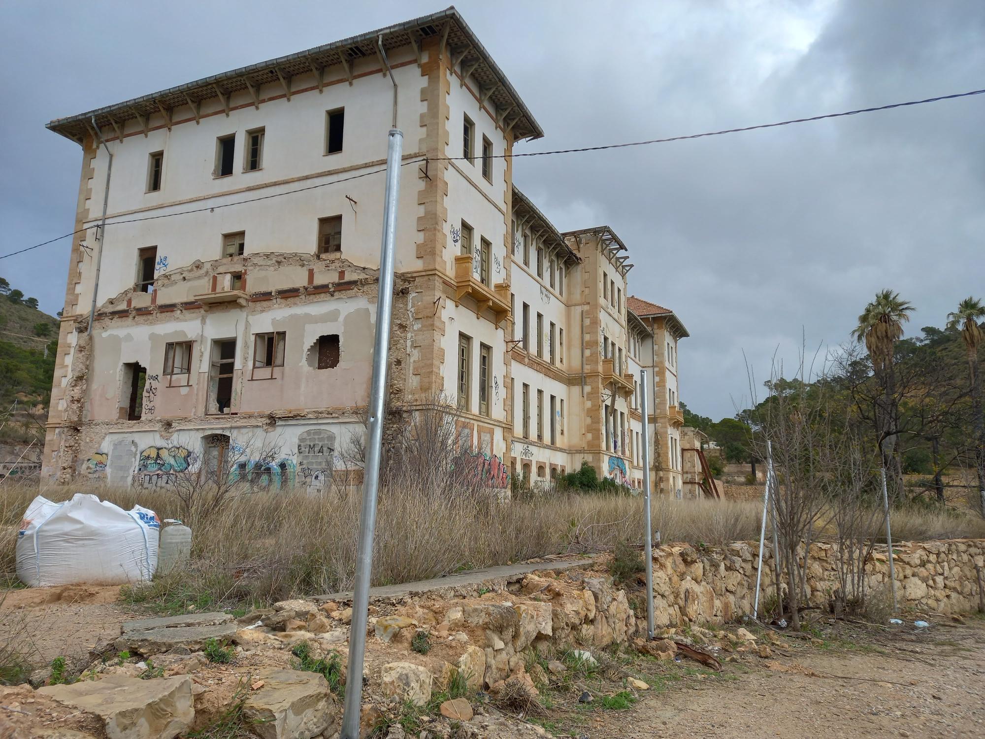 Aigües pone cerco al vandalismo, el espiritismo y el botellón en el Balneario