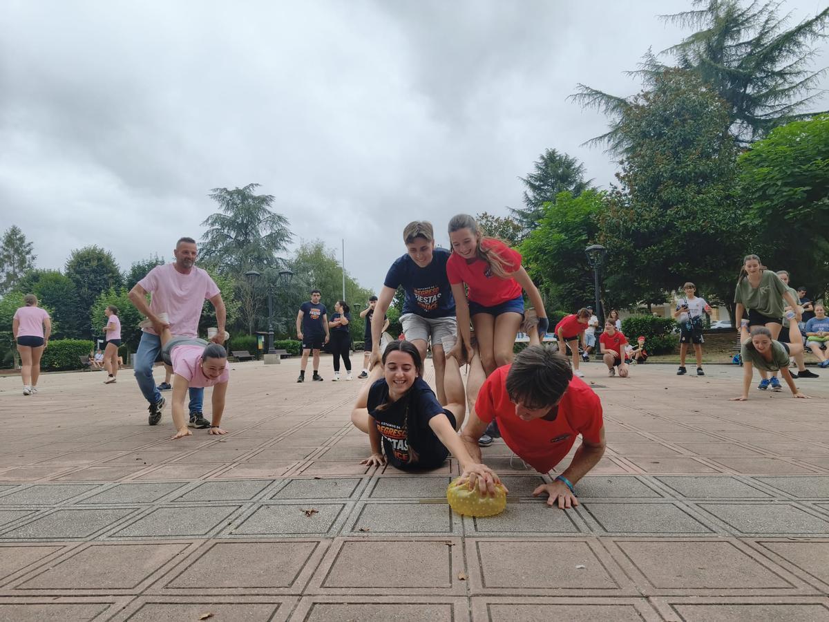 El Grand Prix de Lugo de Llanera, sana piquilla entre las seis peñas participantes: "Venimos a pasarlo bien"