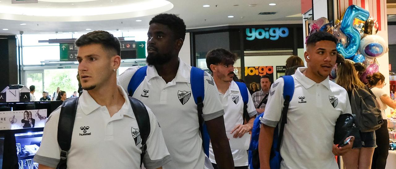 Los jugadores del Málaga CF, este sábado en la estación de AVE rumbo a Ponferrada.