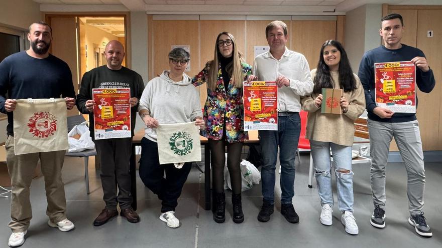 Representantes de Acesada y el Gobierno local en la presentación de la campaña navideña. | LOC