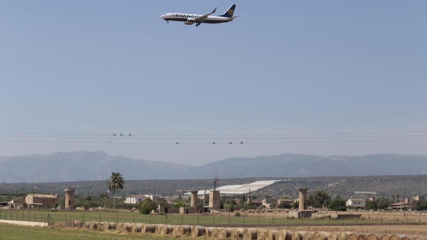 Los transportistas critican el cierre nocturno del aeropuerto, como ha pedido Cort a AENA