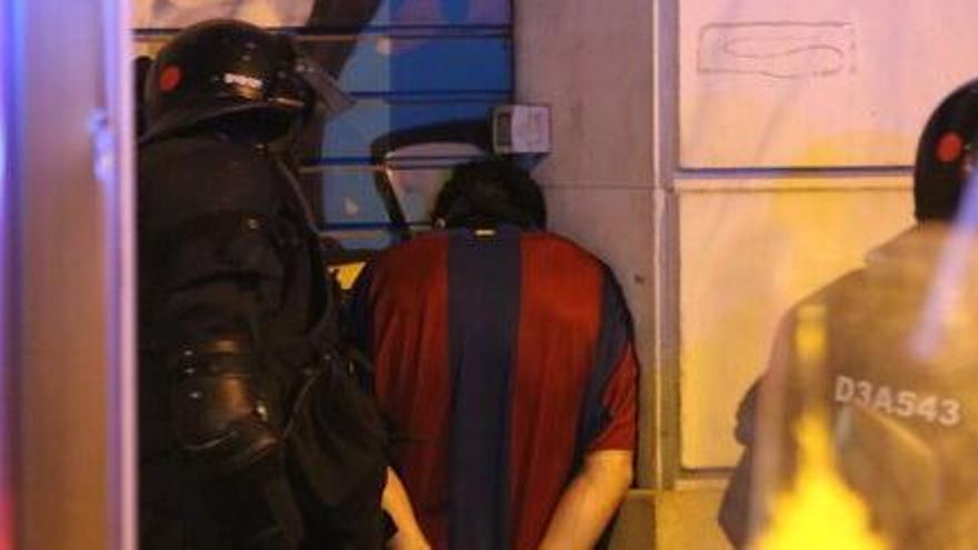 Una persona detinguda en el marc dels aldarulls d&#039;aquest dissabte a Barcelona. Imatge del 27 de febrer del 2021