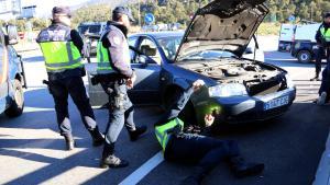 Agentes de policía registrando un vehículo en La Jonquera.