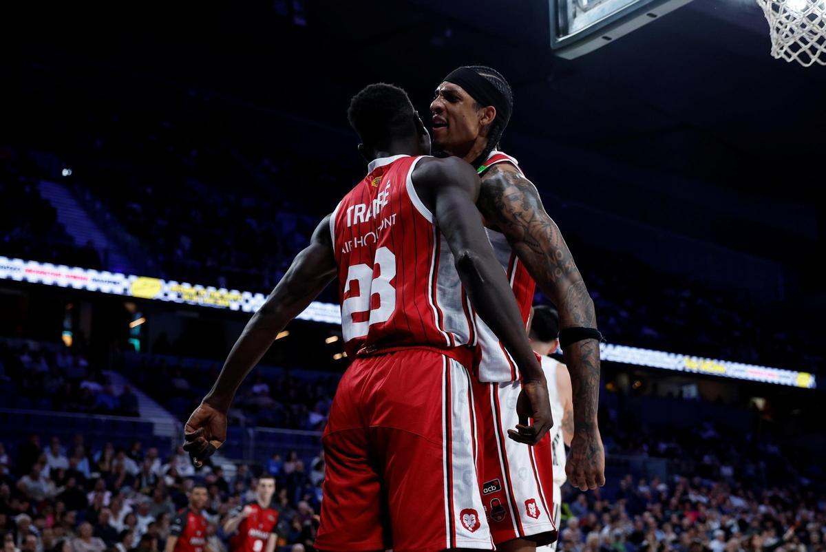 Robinson y Traoré celebran una canasta con falta personal en el duelo frente al Real Madrid.