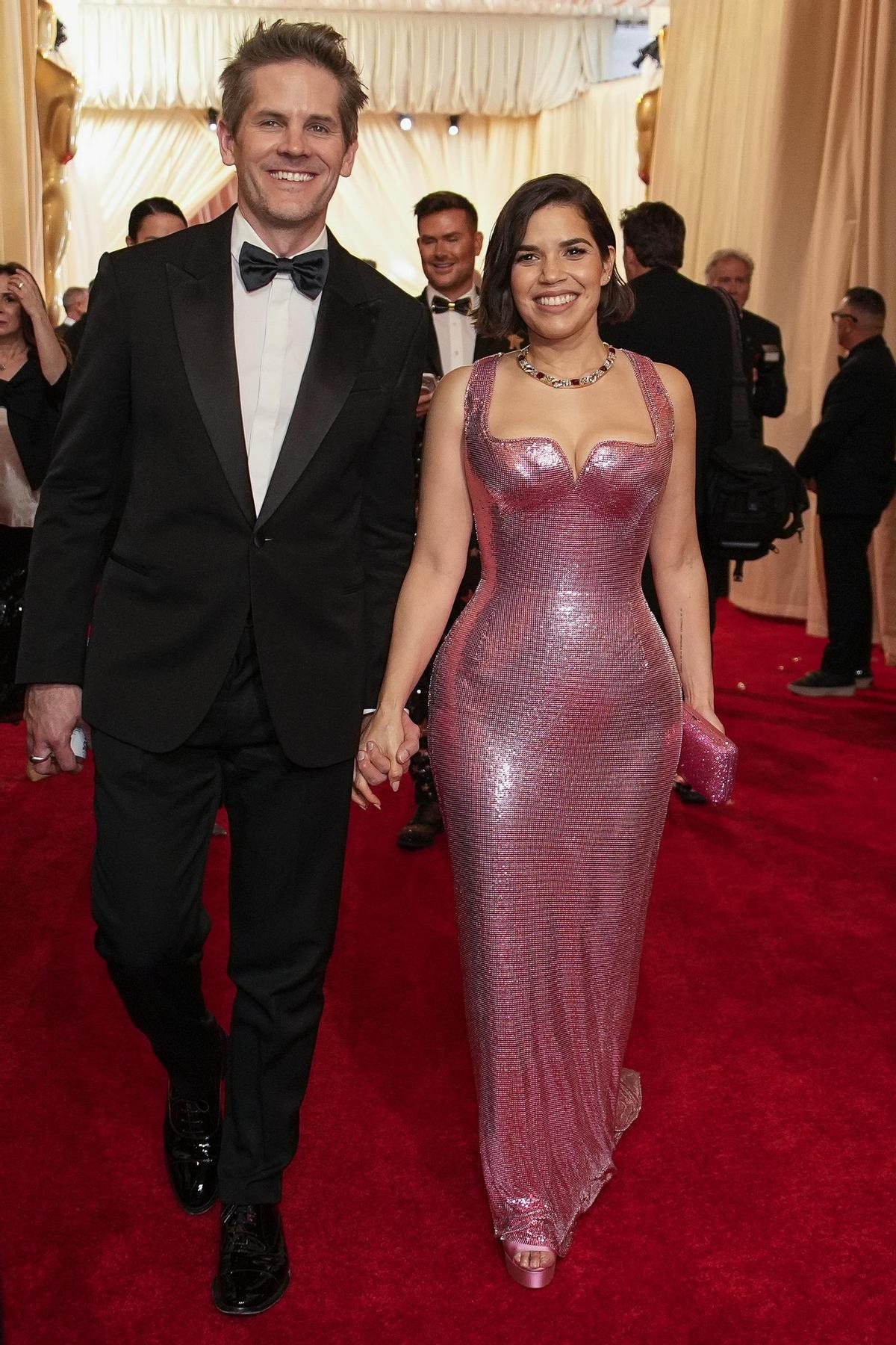 Ryan Piers y America Ferrara, de , en la alfombra roja de los Premios Oscar 2024.
