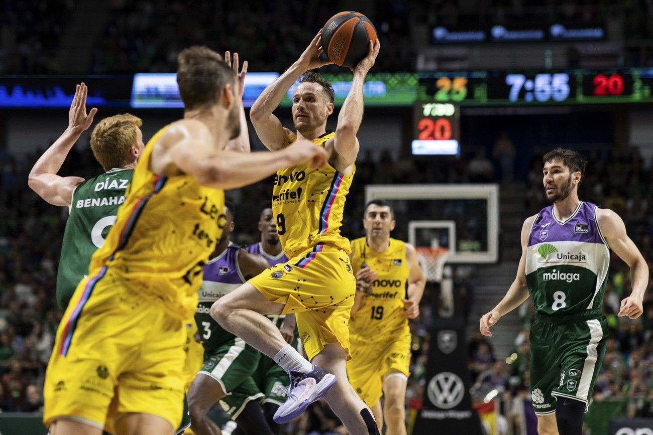 El Lenovo Tenerife cae derrotado ante el Unicaja Málaga (75-71) pero mantiene el cuarto puesto