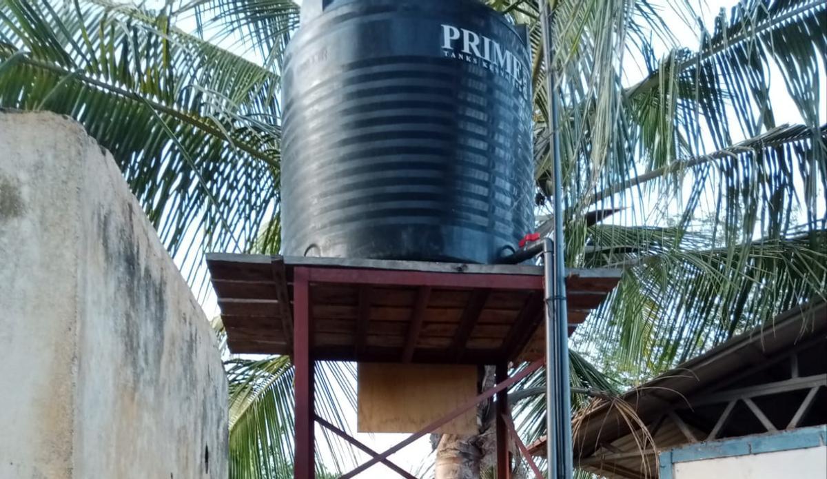 El tanque de agua de la escuela que será sustituido por una bomba de agua.