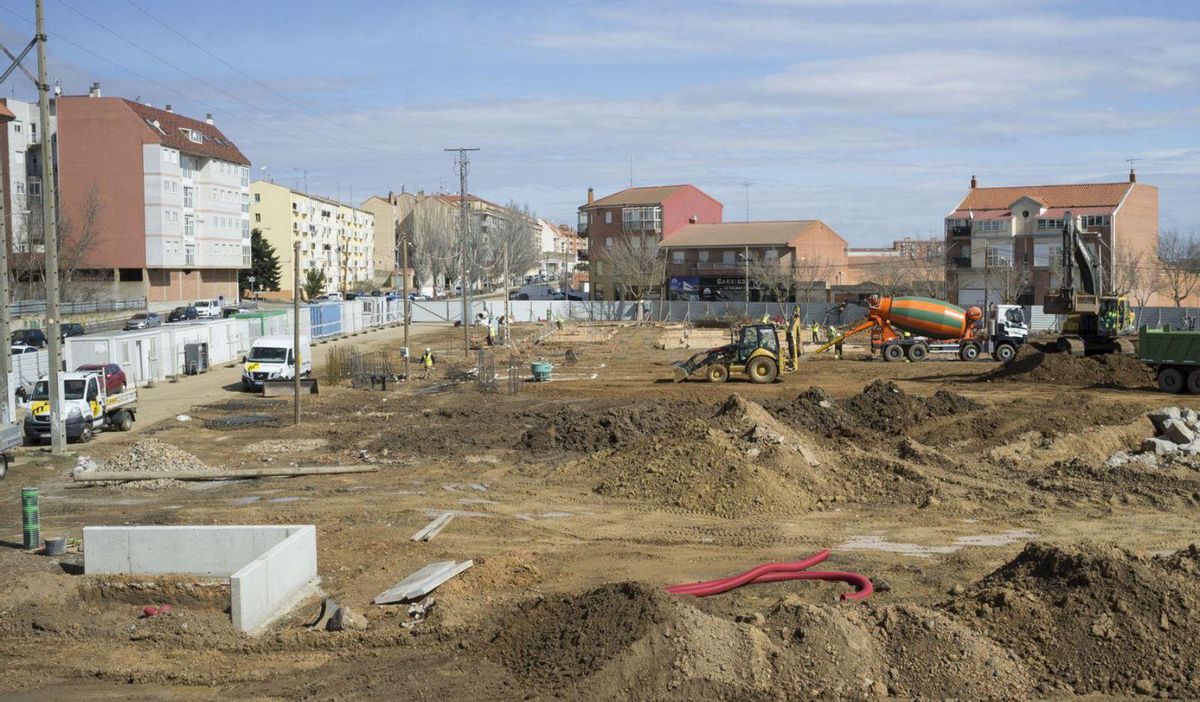 La constructora que ejecutará el proyecto ya ha marcado el área sobre la que se construirá el edificio comercial y comenzado a montar el forjado para la cimentación. | J. A. G.