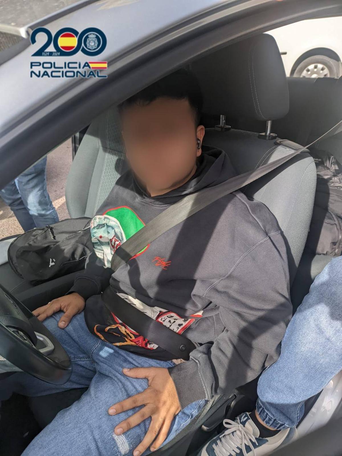 Imagen del detenido en su vehículo