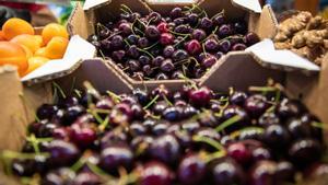 Cerezas a la venta en el mercado municipal de La Concepció de Barcelona, el año pasado.