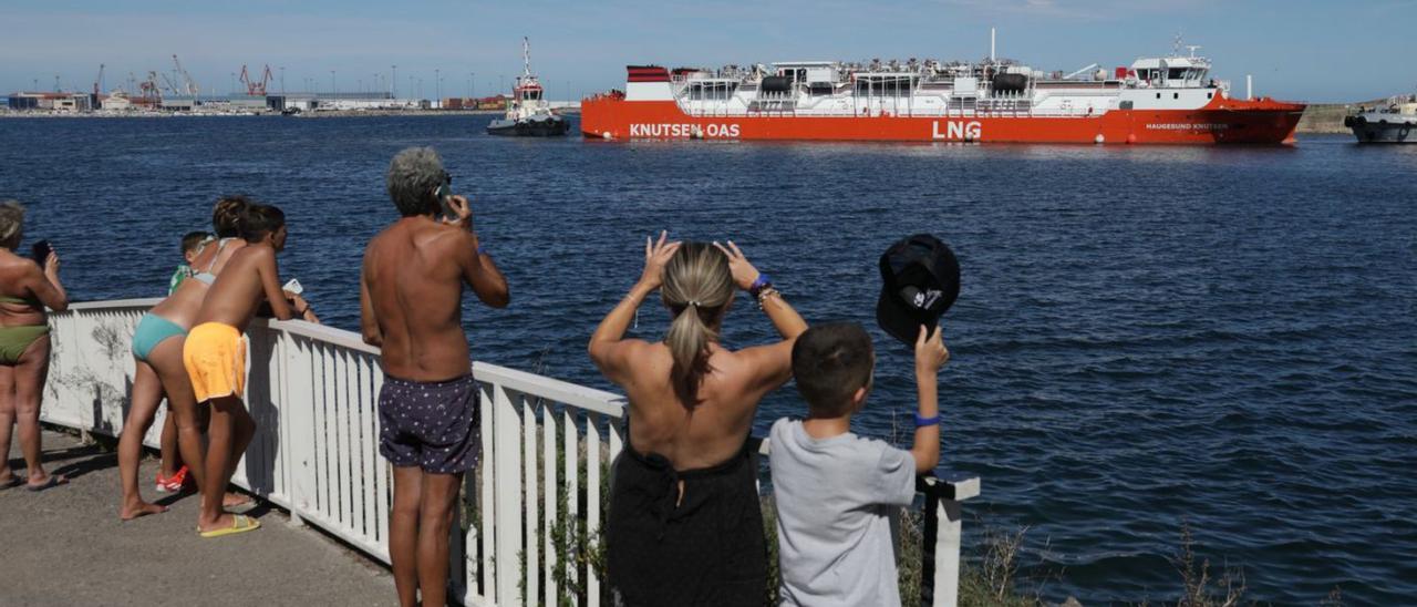 Público siguiendo el traslado a El Musel del «Haugesund Knutsen», en la imagen con los remolcadores «Caudal» a popa y «Dobra» a proa, tras abandonar la dársena de armamento a flote de Armón Gijón. | Juan Plaza