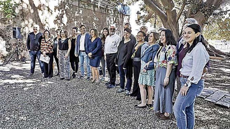 Organizadores y participantes en el Festival de Poesia.