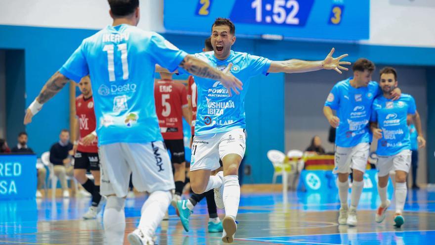 Miguel León corre a celebrar el segundo tanto del encuentro con Iker FV, que le asistió para que anotase. | VICENT MARÍ