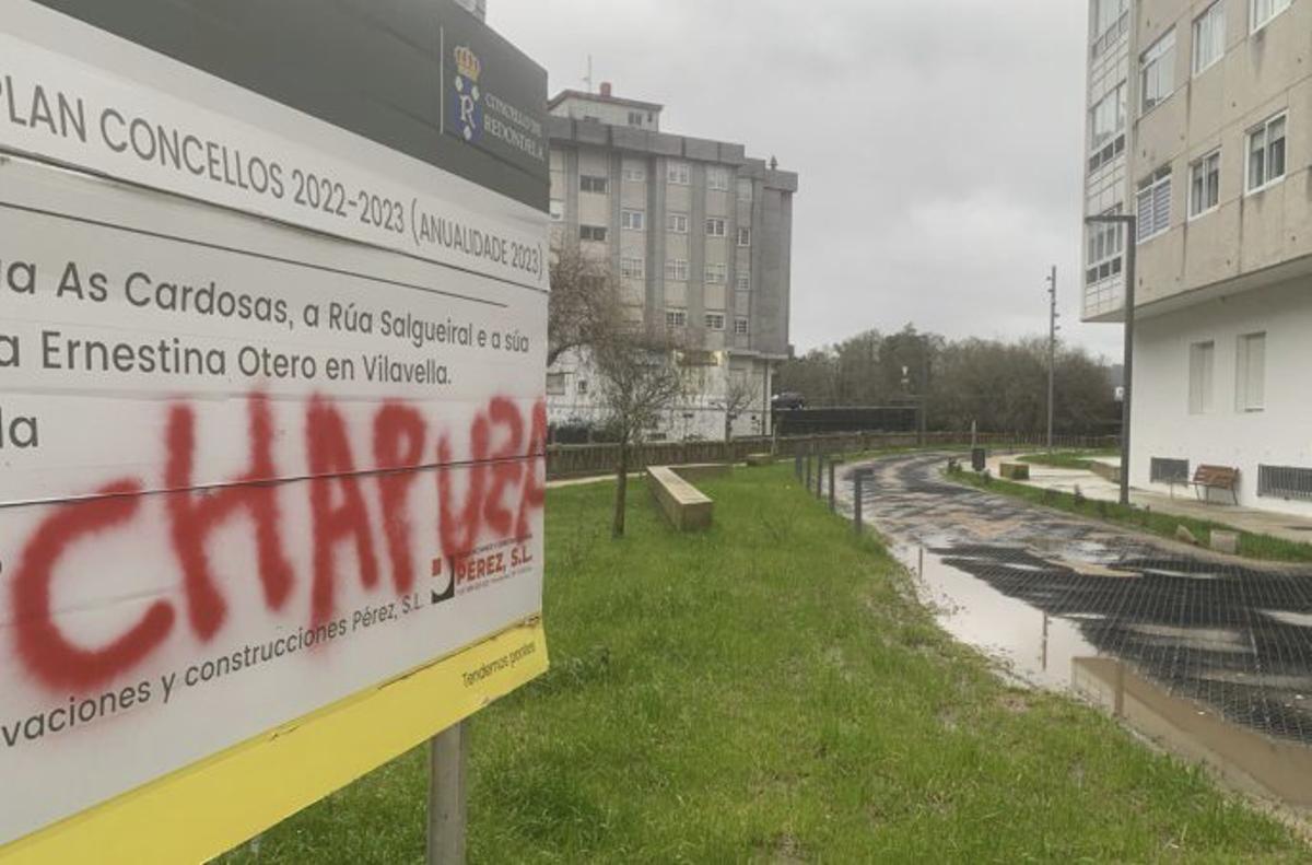 Un grafiti con el texto «chapuza» en un cartel. | A. PINACHO