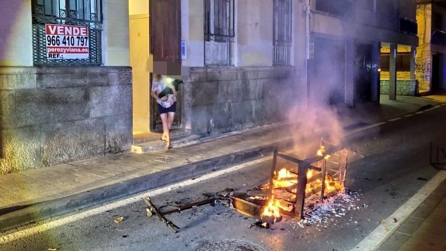 Los bomberos extinguen un incendio en una vivienda originado al arder la batería de un patinete eléctrico