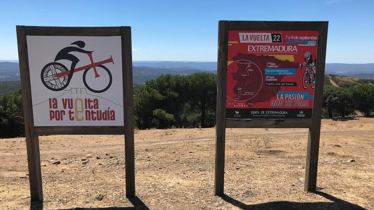 Carteles en el Monasterio de Tentudía anunciando la llegada de la Vuelta.