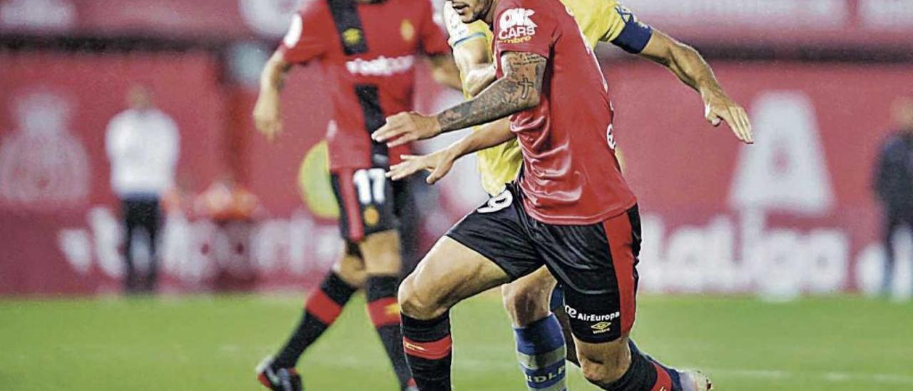 Stoichkov, autor del gol del empate, conduce el balón ante un jugador del Las Palmas.