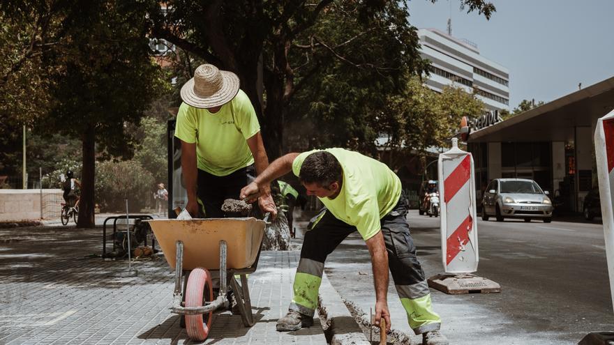 Trabajadores a pie de calle en Mallorca: &quot;No pasar calor es imposible, solo queda combatirlo con mucha agua y esperar a que pase el día&quot;