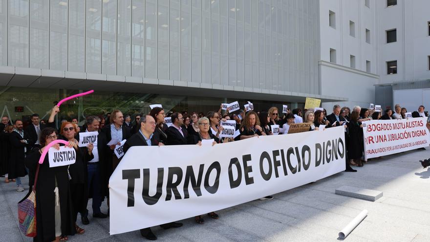 Nueva concentración masiva de los abogados de oficio a las puertas de la Ciudad de la Justicia