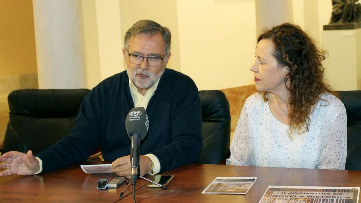 José Calvo Poyato y Soledad Raya, durante la presentación de las jornadas.