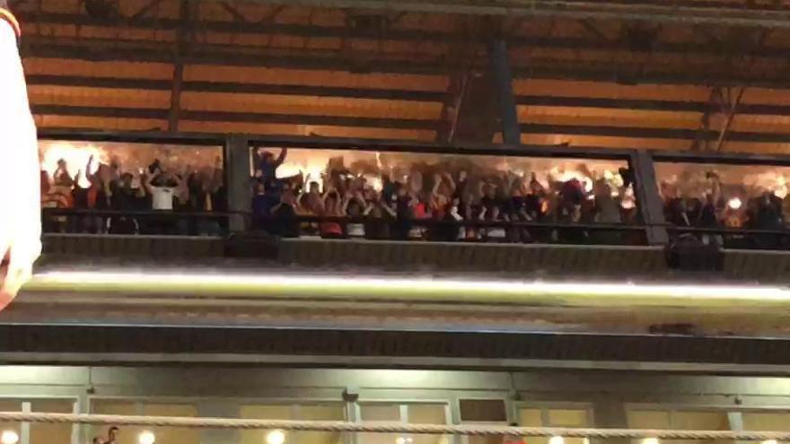 Los jugadores del Valencia celebran la Champions con su afición en La Cerámica