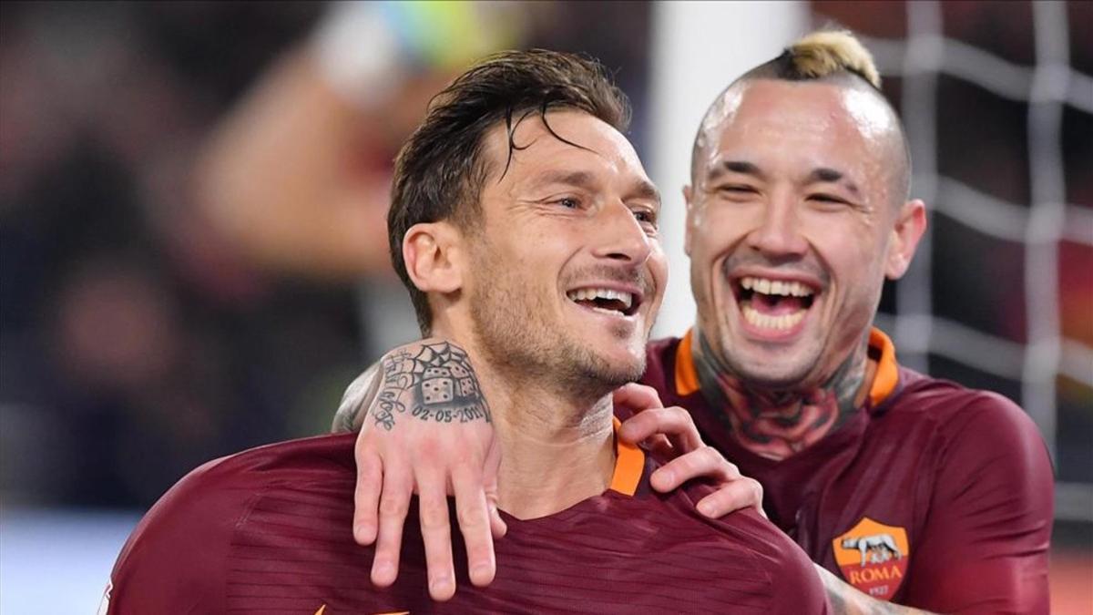 Totti celebra su gol ante el Cesena