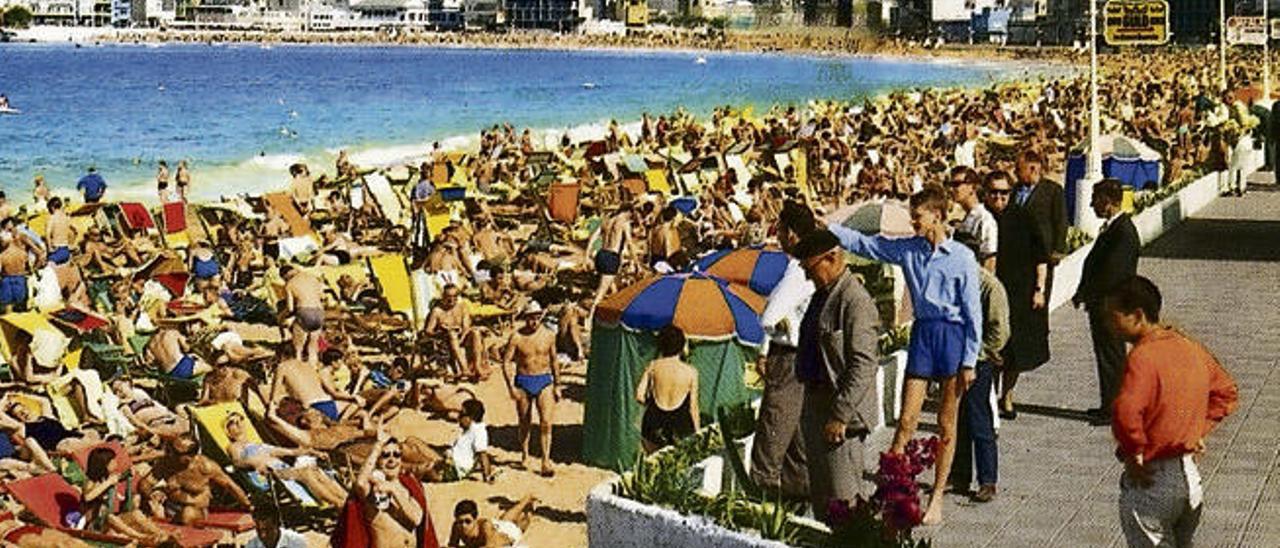 Una vista general de la playa de Las Canteras repleta de turistas en un invierno de los años 60.