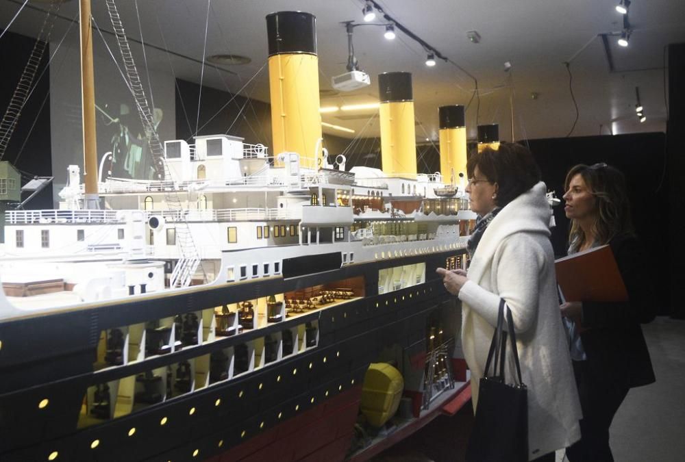 Montaje de la exposición sobre el Titanic en Murcia