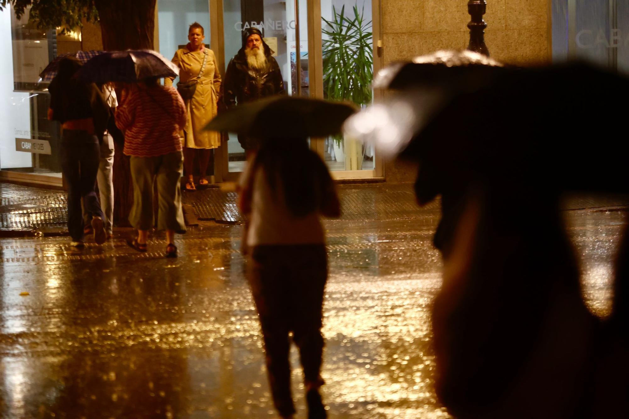 La tormenta descarga con fuerza sobre València
