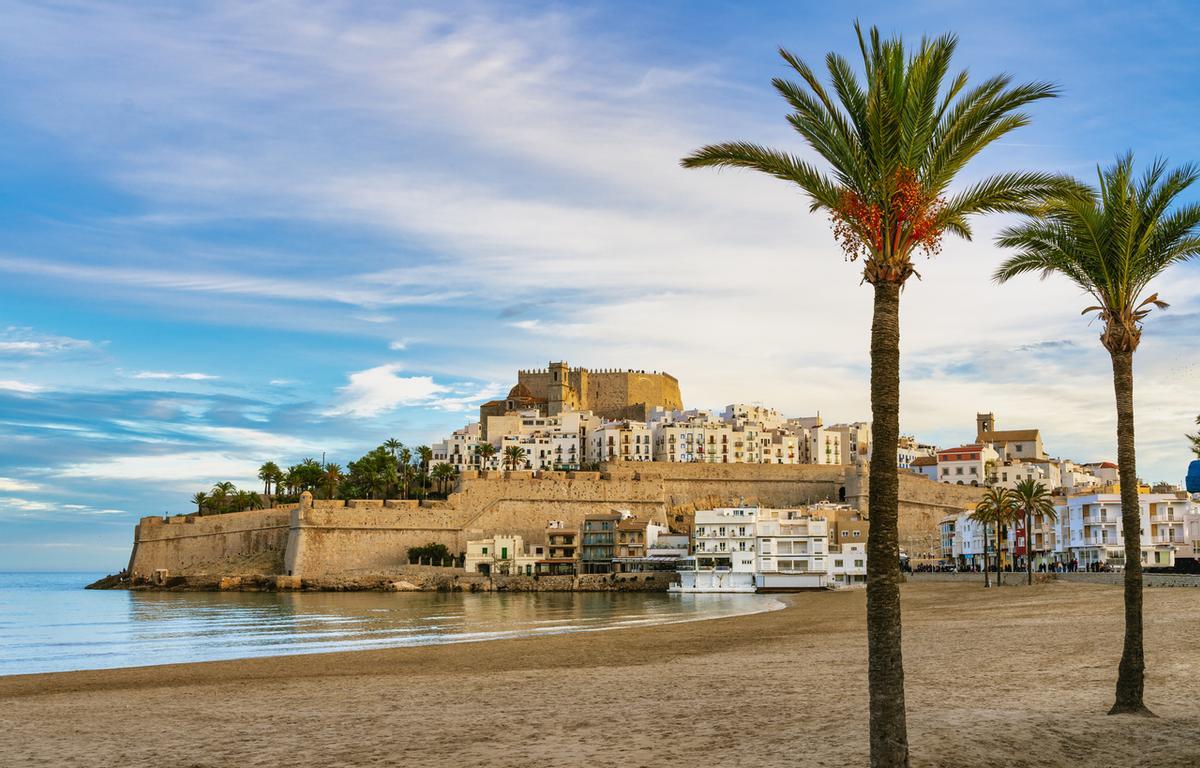 Vista del peñón y el castillo desde la playa de Peñíscola