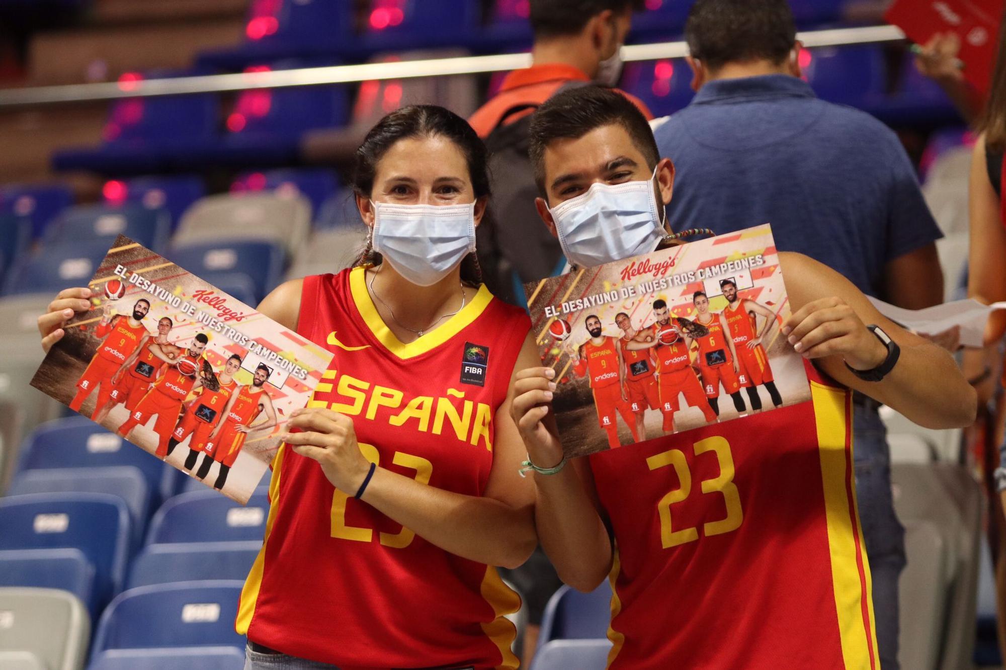 Ambiente en las gradas del Carpena en la previa del España - Francia.