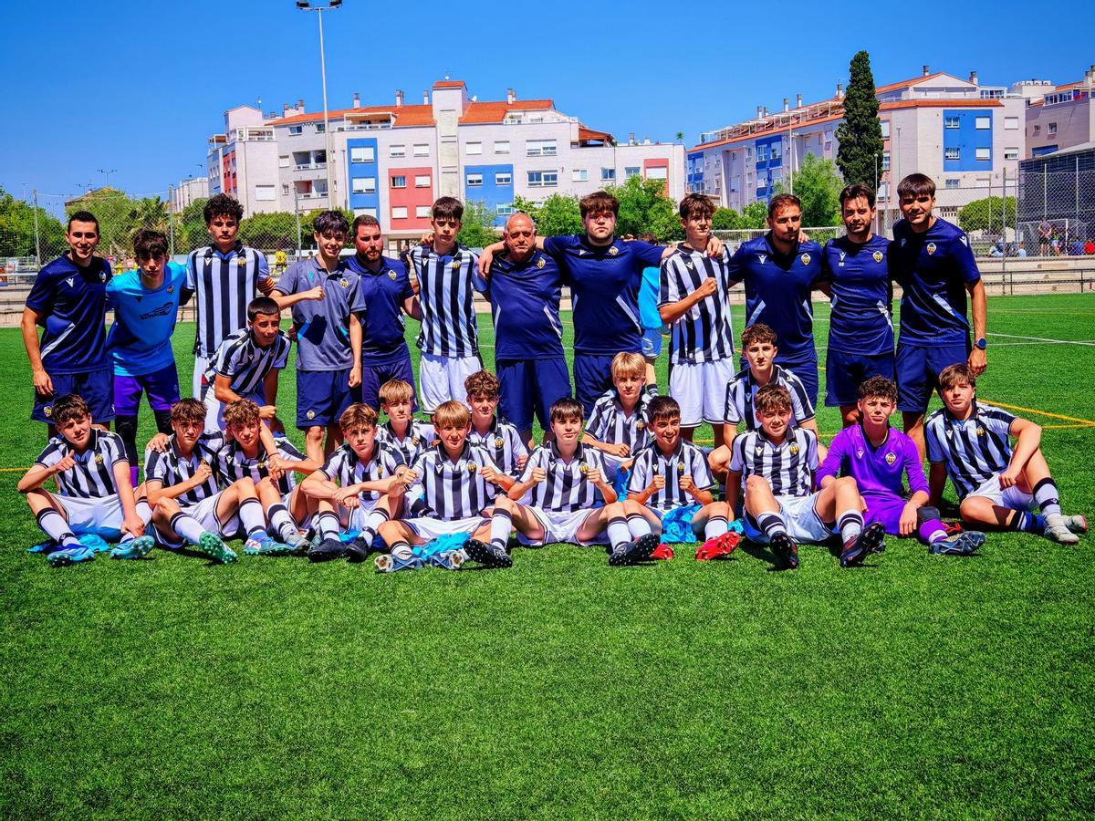 Plantilla del infantil A del Castellón esperando noticias del partido Patacona-Primer Toque.