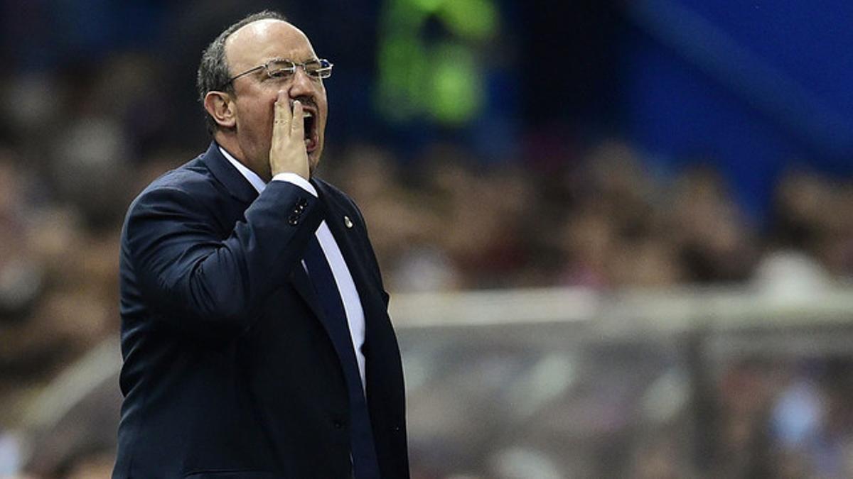 Rafa Benítez da instrucciones a los jugadores del Madrid, durante el derbi en el Calderón