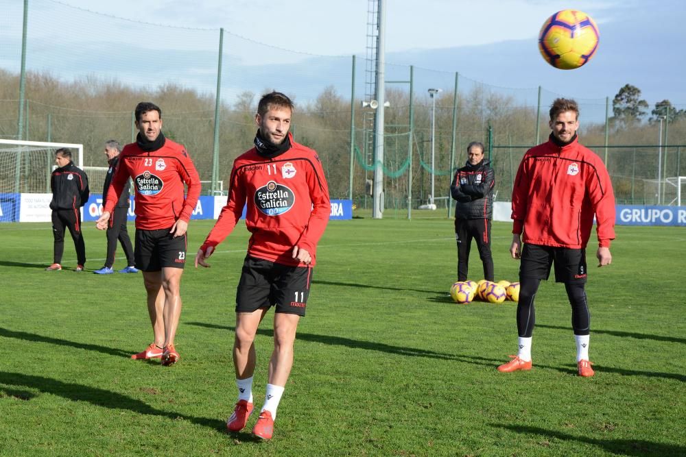 El preparador deportivista, Natxo González, ha facilitado la convocatoria del equipo coruñés tras el entrenamiento de esta mañana.