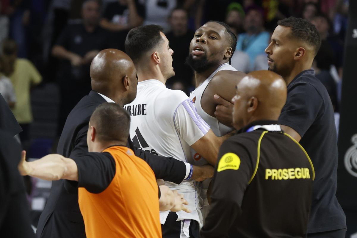 Alberto Abalde intenta controlar a Guerschon Yabusele durante la batalla del Real Madrid-Partizán.