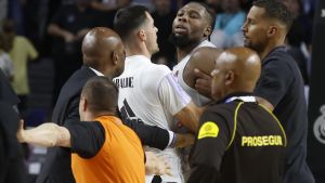 Alberto Abalde intenta controlar a Guerschon Yabusele durante la batalla del Real Madrid-Partizán.