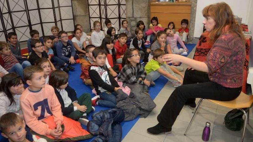 El cuentacuentos en la biblioteca municipal. // Noé Parga