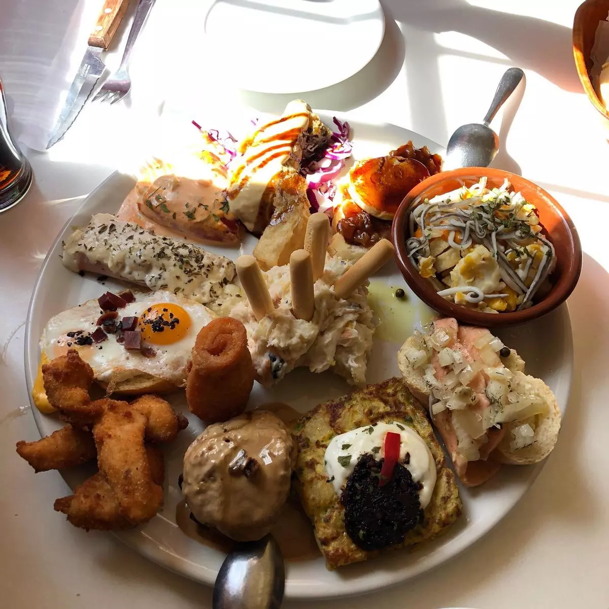 Este es el bar de Málaga que ofrece tapas "de toda la vida" a 1,50 euros: está en uno de los pueblos más visitados de la provincia