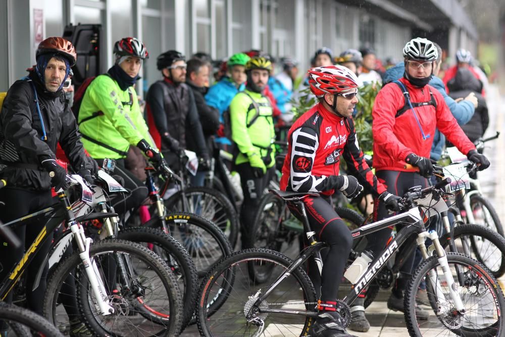 Unos 170 participantes desafiaron al mal tiempo para tomar la salida en la edición 2016 de la Ruta BTT do Cocido