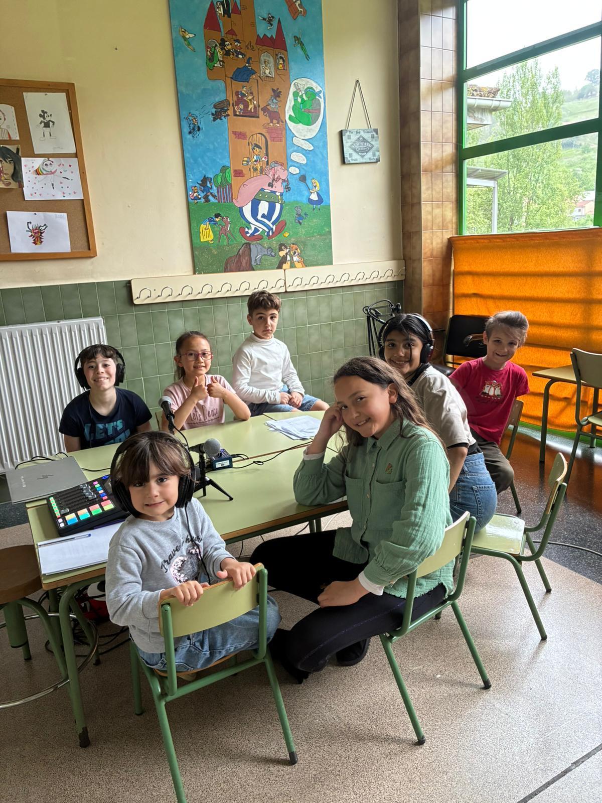 Escolinos del colexu El Coto de L'Entregu, grabando'l podcast.