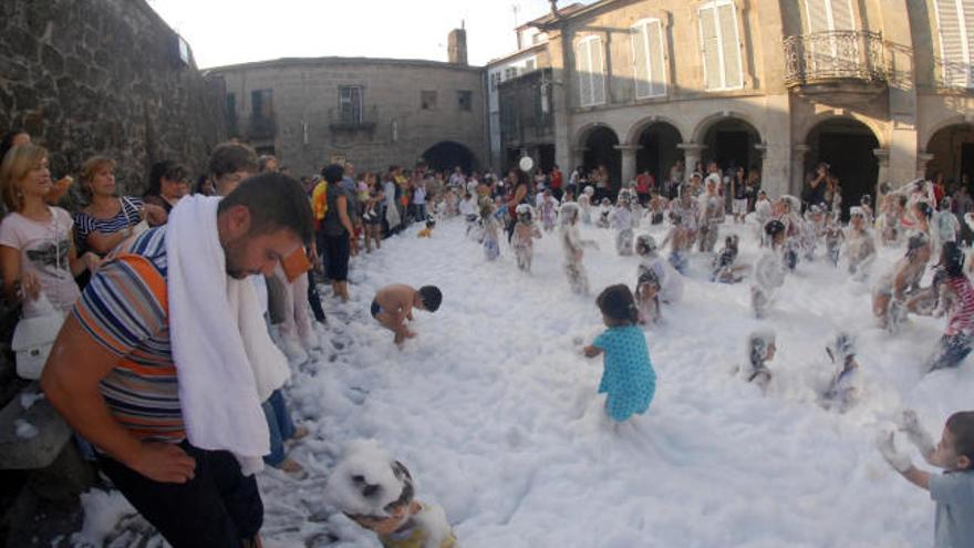 Fiesta de la espuma en la plaza de Mugartegui.  // Noé Parga